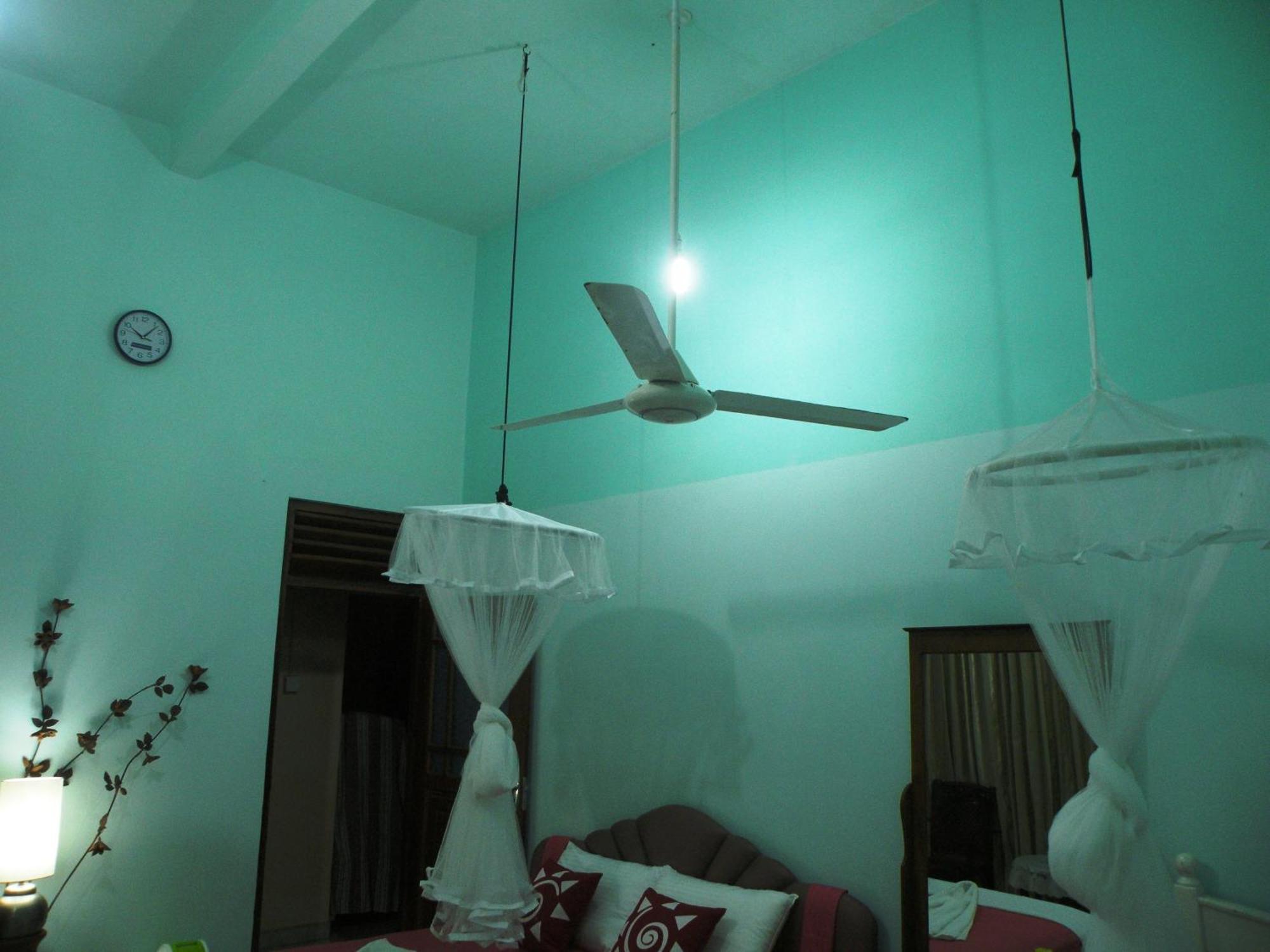 Henderson Airport Residence Negombo Szoba fotó